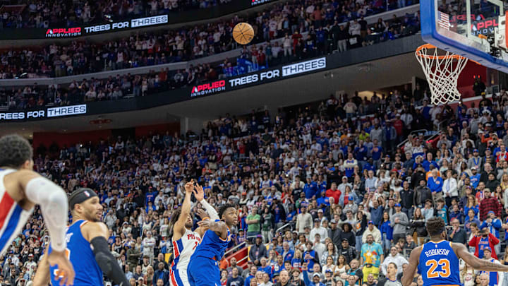 Cunningham's attempt at a game-winning shot falls short, which leads to a scramble and a controversial final play in Sunday's Game 4.