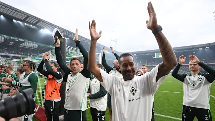 Daniel Thioune bejubelt den Sieg im Nordderby gegen den HSV