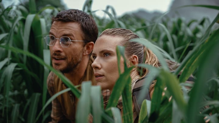 L to R: Jonathan Bailey as paleontologist Dr. Henry Loomis and Scarlett Johansson as skilled covert operations expert Zora Bennett in JURASSIC WORLD REBIRTH, directed by Gareth Edwards.