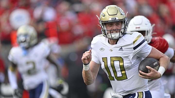 Sep 21, 2024; Louisville, Kentucky, USA;  Georgia Tech Yellow Jackets quarterback Haynes King (10) runs the ball against the Louisville Cardinals to score a touchdown during the first quarter at L&N Federal Credit Union Stadium. Mandatory Credit: Jamie Rhodes-Imagn Images