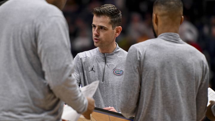 Mar 15, 2025; Nashville, TN, USA; head coach Todd Golden talks with his coaches during a time out against the Alabama Crimson Tide during the second half at Bridgestone Arena Mar 15, 2025; Nashville, TN, USA; head coach Todd Golden talks with his coaches during a time out against the Alabama Crimson Tide during the second half at Bridgestone Arena