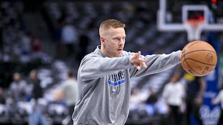Nov 20, 2022; Dallas, Texas, USA; Dallas Mavericks assistant coach Sean Sweeney before the game Nov 20, 2022; Dallas, Texas, USA; Dallas Mavericks assistant coach Sean Sweeney before the game