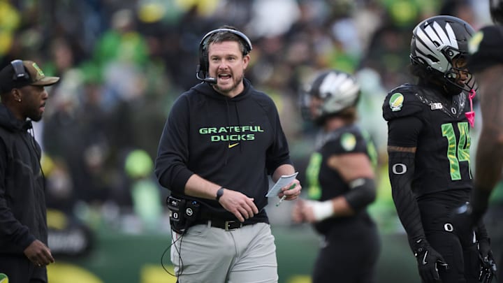 Oct 25, 2025; Eugene, Oregon, USA; Oregon Ducks head coach Dan Lanning instructs players during the first half against the Wisconsin Badgers at Autzen Stadium. Mandatory Credit: Troy Wayrynen-Imagn Images Oct 25, 2025; Eugene, Oregon, USA; Oregon Ducks head coach Dan Lanning instructs players during the first half against the Wisconsin Badgers at Autzen Stadium. Mandatory Credit: Troy Wayrynen-Imagn Images