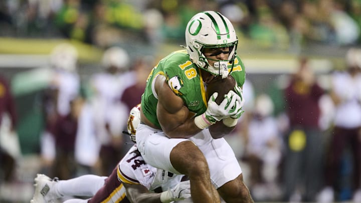 Nov 14, 2025; Eugene, Oregon, USA; Oregon Ducks tight end Kenyon Sadiq (18) catches a pass during the first half against Minnesota Golden Gophers defensive back Kerry Brown (14) at Autzen Stadium. 