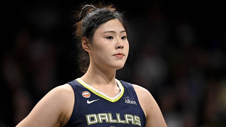 Dallas Wings center Li Yueru (28)