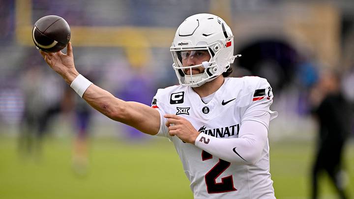 Nov 29, 2025; Fort Worth, Texas, USA; Cincinnati Bearcats quarterback Brendan Sorsby (2) warms up before the game against the TCU Horned Frogs at Amon G. Carter Stadium. Mandatory Credit: Jerome Miron-Imagn Images Nov 29, 2025; Fort Worth, Texas, USA; Cincinnati Bearcats quarterback Brendan Sorsby (2) warms up before the game against the TCU Horned Frogs at Amon G. Carter Stadium. Mandatory Credit: Jerome Miron-Imagn Images