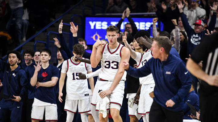 Gonzaga senior forward Ben Gregg (33).
