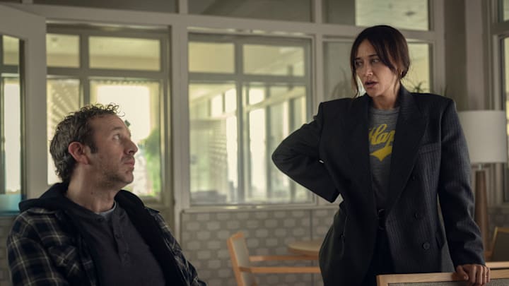 Netflix'te yayınlanan Black Mirror'ın 7. sezonunda Chris O'Dowd ve Rashida Jones.