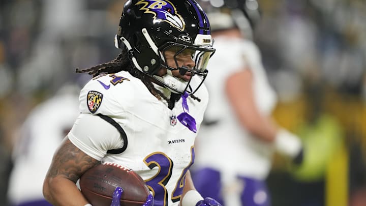Former Baltimore Ravens running back Keaton Mitchell (34) warms up prior to the game against the Green Bay Packers at Lambeau Field. 
