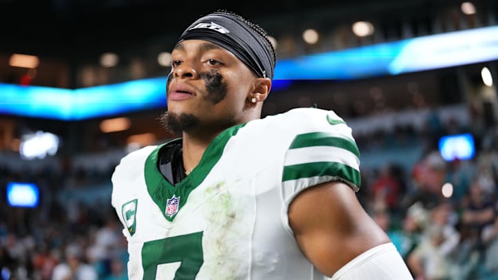Sep 29, 2025; Miami Gardens, Florida, USA; New York Jets quarterback Justin Fields (7) takes the field to start the second half at Hard Rock Stadium. Mandatory Credit: Rich Storry-Imagn Images