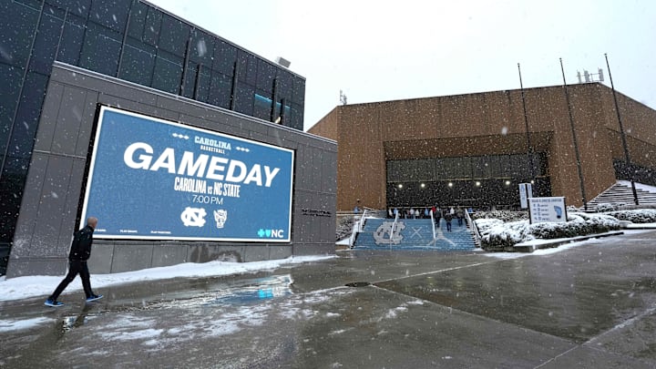Feb 19, 2025; Chapel Hill, North Carolina, USA; With the snowy conditions the North Carolina Tar Heels have opened the doors to everyone that can walk to the Dean E. Smith Center. Mandatory Credit: Bob Donnan-Imagn Images