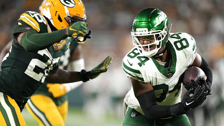 Aug 9, 2025; Green Bay, Wisconsin, USA;  New York Jets tight end Stone Smartt (84) runs the ball for a touchdown against Green Bay Packers linebacker Isaiah Simmons (28) during the second half at Lambeau Field. Mandatory Credit: Kayla Wolf-Imagn Images