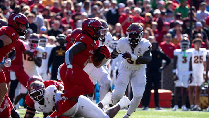 Cincinnati Bearcats defensive back Kalen Carroll (21) runs in the first quarter of the College Football game against the Arizona State Sun Devils at Nippert Stadium in Cincinnati on Saturday, Oct. 19, 2024.