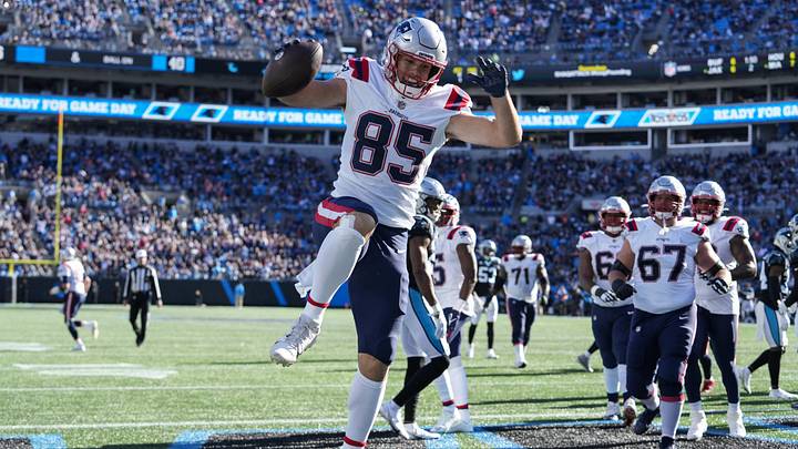 Nov 7, 2021; Charlotte, North Carolina, USA; New England Patriots tight end Hunter Henry (85) celebrates his touchdown during the second quarter against the Carolina Panthers at Bank of America Stadium. Mandatory Credit: Jim Dedmon-Imagn Images Nov 7, 2021; Charlotte, North Carolina, USA; New England Patriots tight end Hunter Henry (85) celebrates his touchdown during the second quarter against the Carolina Panthers at Bank of America Stadium. Mandatory Credit: Jim Dedmon-Imagn Images