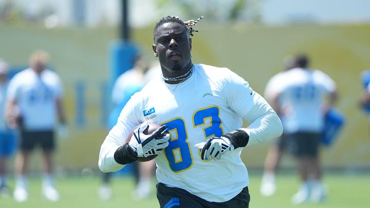 May 19, 2026; El Segundo, CA, USA; Los Angeles Chargers tight end David Njoku (83) carries the ball during offseason workouts at The Bolt. Mandatory Credit: Kirby Lee-Imagn Images May 19, 2026; El Segundo, CA, USA; Los Angeles Chargers tight end David Njoku (83) carries the ball during offseason workouts at The Bolt. Mandatory Credit: Kirby Lee-Imagn Images