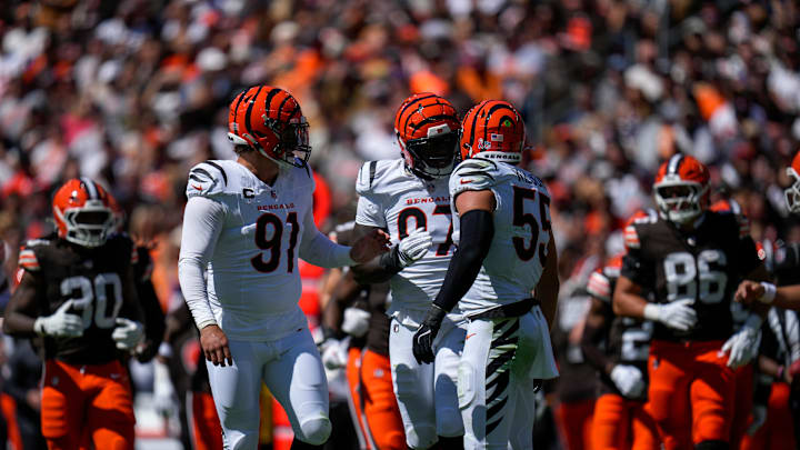 Cincinnati Bengals defensive end Trey Hendrickson, defensive end Shemar Stewart, and linebacker Logan Wilson (55) talk vs. the Cleveland Browns