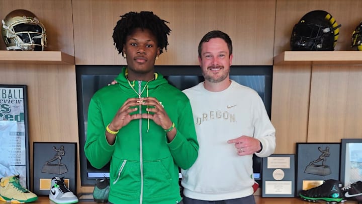 Class of 2027 Arbor View (Nevada) wide receiver Damani Warren poses with Dan Lanning during a visit to Oregon