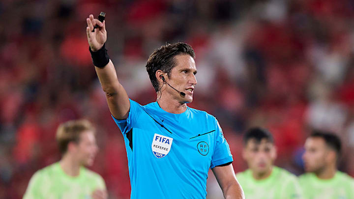 Referee Munuera Montero (center) came under fire for several decisions at the Estadi Mallorca Son Moix.