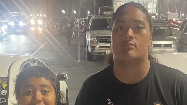 Champ Taulealea is one of 17 UW commits. Champ Taulealea is one of 17 UW commits.