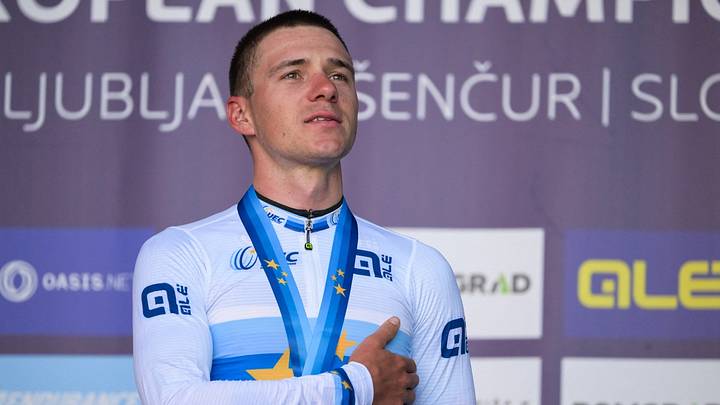 El ciclista belga Remco Evenepoel celebra en el podio con su medalla de oro tras ganar la prueba élite masculina de ruta en el Campeonato de Europa de Ciclismo El ciclista belga Remco Evenepoel celebra en el podio con su medalla de oro tras ganar la prueba élite masculina de ruta en el Campeonato de Europa de Ciclismo