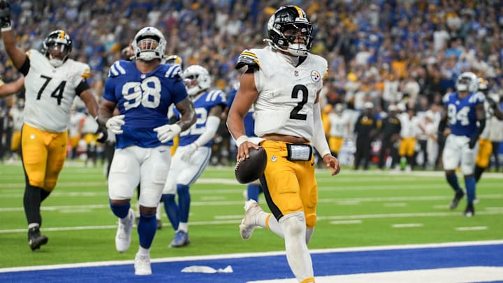 Pittsburgh Steelers quarterback Justin Fields (2) rushes for a touchdown Sunday, Sept. 29, 2024, during a game against the Indianapolis Colts at Lucas Oil Stadium in Indianapolis.