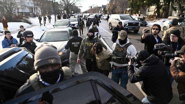 Miembros del ICE realizando detenciones en Estados Unidos. Miembros del ICE realizando detenciones en Estados Unidos.