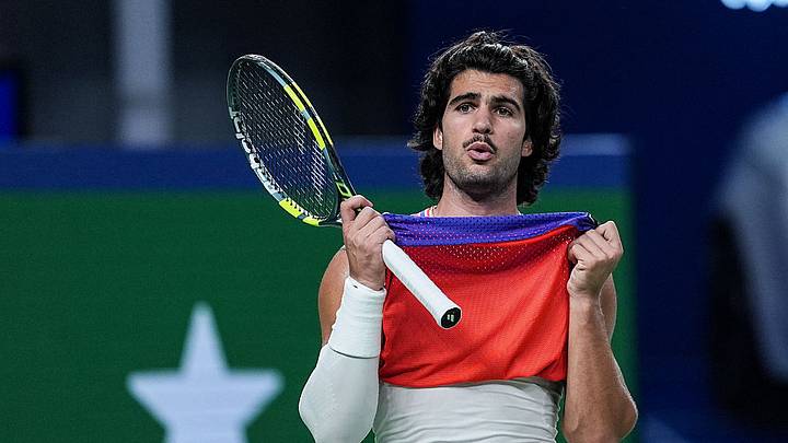 Carlos Alcaraz cayó ante el belga Zizou Bergs en el Masters de Shanghai. Carlos Alcaraz cayó ante el belga Zizou Bergs en el Masters de Shanghai.