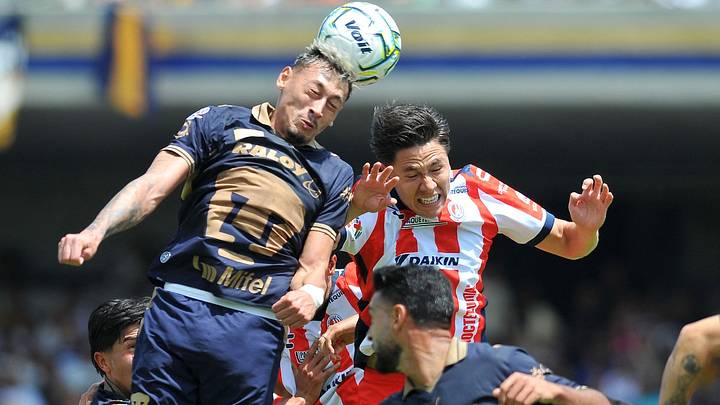 Luciano Herrera (Pumas) y Óscar Macías (San Luis) en una implacable disputa por el balón durante el torneo Apertura 2026 de la Liga MX Luciano Herrera (Pumas) y Óscar Macías (San Luis) en una implacable disputa por el balón durante el torneo Apertura 2026 de la Liga MX
