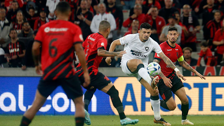 Tiquinho Soares bem que tentou, mas passou em branco