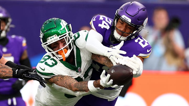 Oct 6, 2024; Tottenham, ENG; New York Jets tight end Tyler Conklin (83) fails to catch the ball in the 4th Quarter against Minnesota Vikings at Tottenham Hotspur Stadium. 