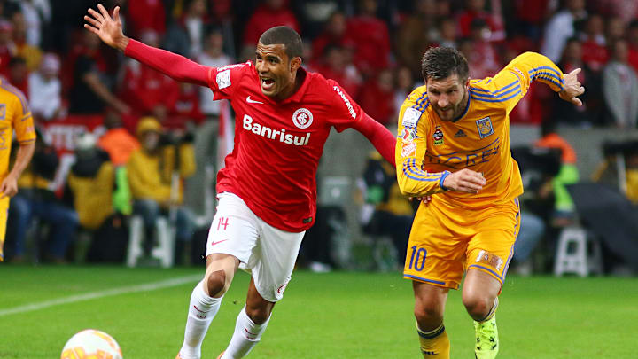 Internacional v Tigres - Copa Bridgestone Libertadores 2015 Semi-Finals