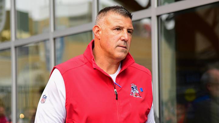 Oct 11, 2026; Foxborough, Massachusetts, USA; New England Patriots head coach Mike Vrabel gets ready to take the field prior to a game against the Las Vegas Raiders at Gillette Stadium. Mandatory Credit: Bob DeChiara-Imagn Images Oct 11, 2026; Foxborough, Massachusetts, USA; New England Patriots head coach Mike Vrabel gets ready to take the field prior to a game against the Las Vegas Raiders at Gillette Stadium. Mandatory Credit: Bob DeChiara-Imagn Images