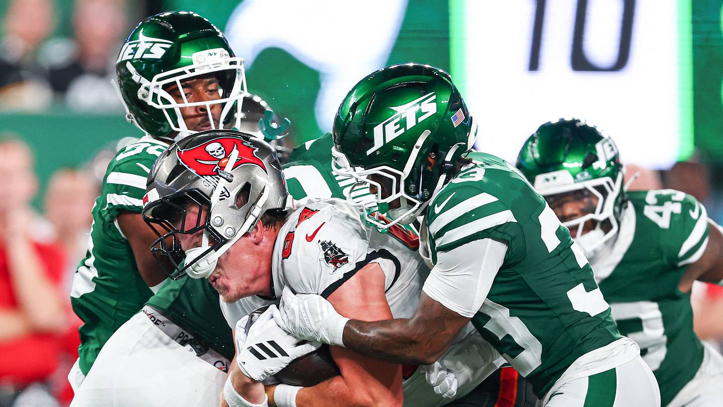 New York Jets giocatori di rookie e seconda generazione in azione durante il preseason opener contro i Buccaneers