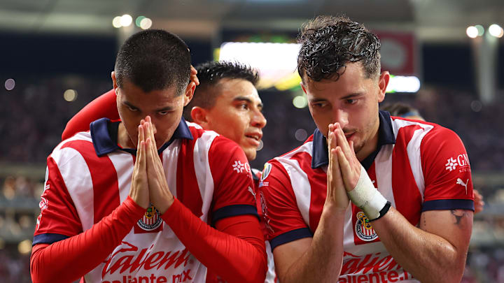 Jugadores de Chivas celebran un gol.