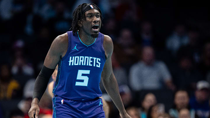 Los Lakers adquirieron la madrugada del jueves a Mark Williams desde los Hornets