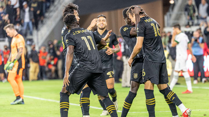Jugadores de Los Angeles FC celebran un gol.