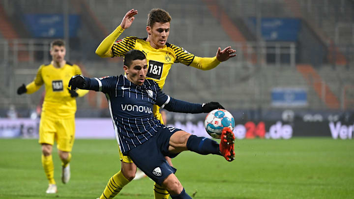 Danilo Soares (v.) klärt den Ball vor Thorgan Hazard