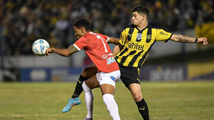 Camisa 7 do Rentistas, atacante tem 24 anos de idade