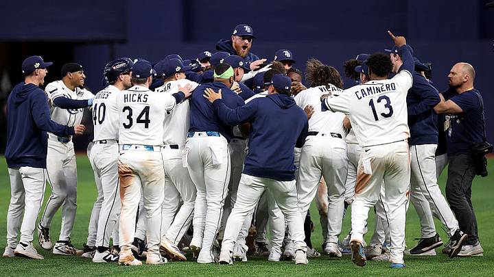 El batazo de la victoria. Ben Williamson efervesce en jubilo junto a sus compañeros de los Tampa Bay Rays tras conectar el sencillo remolcador en el duodécimo episodio El batazo de la victoria. Ben Williamson efervesce en jubilo junto a sus compañeros de los Tampa Bay Rays tras conectar el sencillo remolcador en el duodécimo episodio