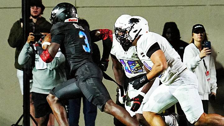 Team Roses' Easton Royal (3) runs into the end zone for a touchdown during the Under Armour All-America Game Saturday, Jan. 3, 2026 at Spec Martin Stadium in DeLand.