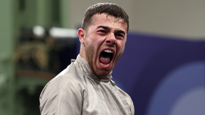 Sébastien Patrice célèbre sa victoire avec un maillot de l'OM