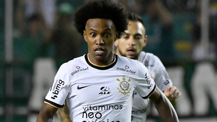 Willian vient de résilier son contrat avec les Corinthians. Willian vient de résilier son contrat avec les Corinthians.