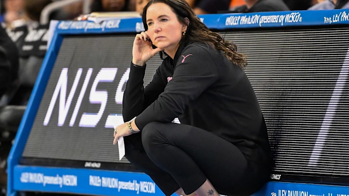 Feb 20, 2025; Los Angeles, California, USA; Illinois Fighting Illini head coach Shauna Green during the third quarter against the UCLA Bruins at Pauley Pavilion presented by Wescom. Mandatory Credit: Robert Hanashiro-Imagn Images