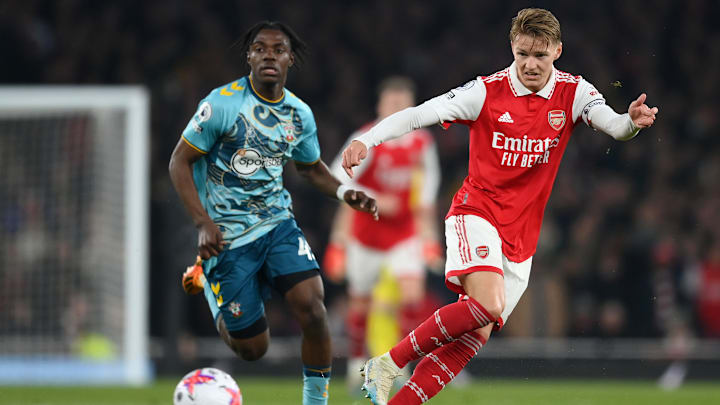 Bald Teamkollegen? Romeo Lavia im Zweikampf mit Martin Odegaard