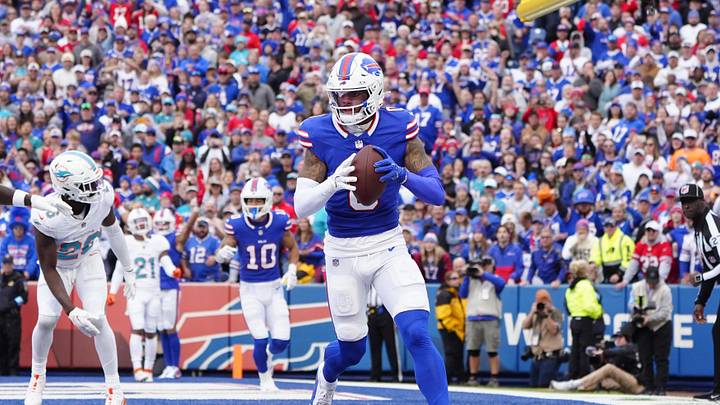 Buffalo Bills wide receiver Keon Coleman (0) catches a two-point conversion against the Miami Dolphins. Buffalo Bills wide receiver Keon Coleman (0) catches a two-point conversion against the Miami Dolphins.