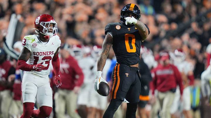 Tennessee tight end Ethan Davis (0) points downfield before Oklahoma defensive back Reggie Powers III (13) after securing a first down in the NCAA college football game against Oklahoma on November 1, 2025, in Knoxville, Tenn.