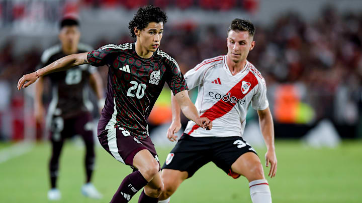Jérémy Márquez conduce el balón frente a Giuliano Galoppo