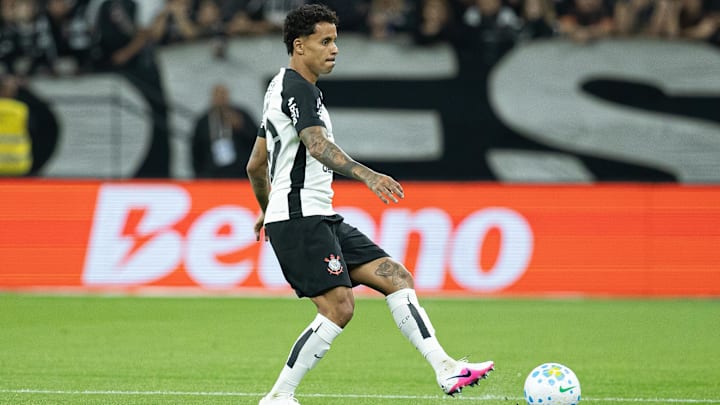 Allan ainda não conseguiu se firmar no XI inicial do Corinthians Allan ainda não conseguiu se firmar no XI inicial do Corinthians