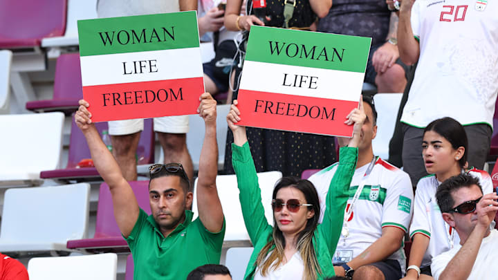 Torcedores iranianos protestaram pelos direitos civis das mulheres em seu país