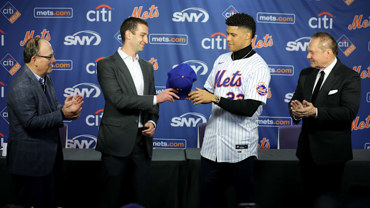 Dec 12, 2024; Flushing, NY, USA; New York Mets general manager David Stearns hands a cap to New York Mets right fielder Juan Soto (22) during Soto's introductory press conference at Citi Field. Also pictured New York Mets owner Steve Cohen (left) and agent Scott Boras (right). Mandatory Credit: Brad Penner-Imagn Images Dec 12, 2024; Flushing, NY, USA; New York Mets general manager David Stearns hands a cap to New York Mets right fielder Juan Soto (22) during Soto's introductory press conference at Citi Field. Also pictured New York Mets owner Steve Cohen (left) and agent Scott Boras (right). Mandatory Credit: Brad Penner-Imagn Images